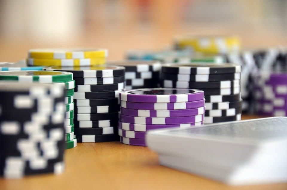Vind Three Card Poker på live casino – Læs vores guide her!